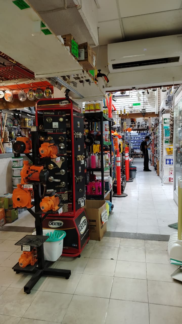 Interior de Ferretería Trega Matriz con pasillo surtido