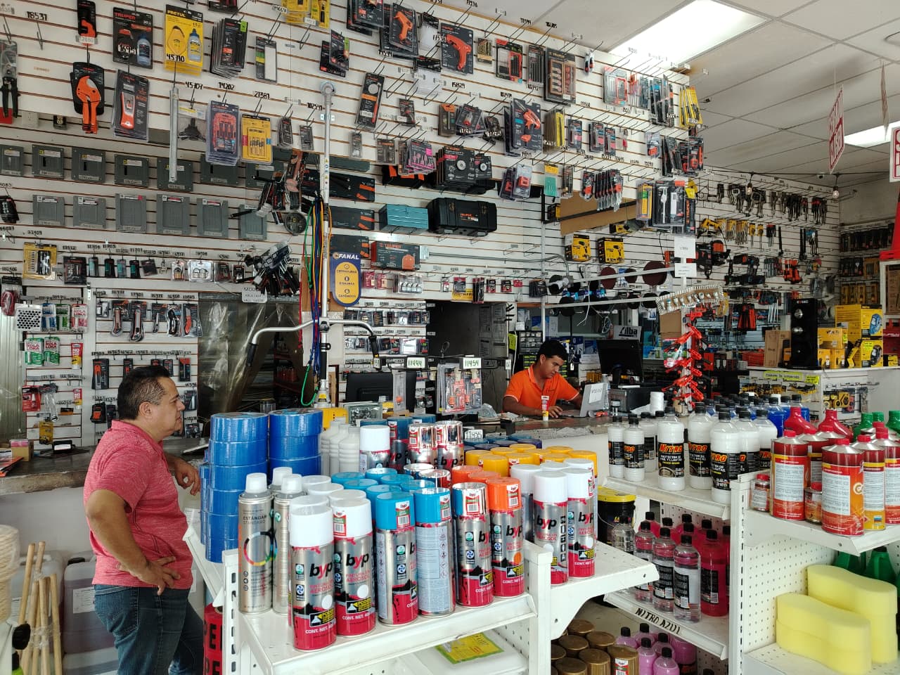 Interior de Ferretería Trega Sucursal con mostrador y productos